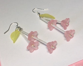 Pink Acrylic Flower Dangle Earrings: Floral Cluster Design