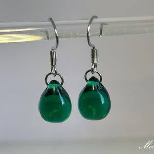 Emerald green tear drop earrings, teardrop earrings, simple green earrings, gifts for green lover, Czech glass earrings, beaded earrings