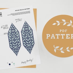 Op de afbeelding: Een printbaar PDF-patroon voor kralen oorbellen. Het patroon heeft een geometrisch ontwerp met blauwe en lichtblauwe kralen. Het patroon is getiteld "Miyuki Delica Pattern" en bevat instructies voor het bevestigen van de draad.