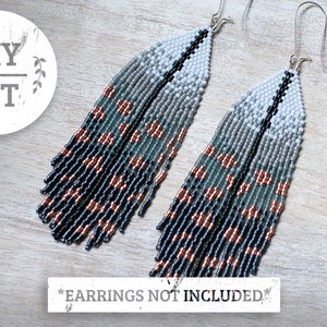 Puede incluir: Kit de bricolaje para hacer pendientes de cuentas. El kit incluye cuentas en tonos de blanco, gris, negro y cobre. Las cuentas están dispuestas en un patrón geométrico. El kit no incluye pendientes.