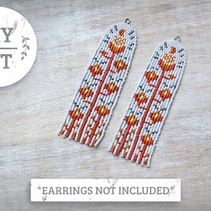 Può includere: Due orecchini di perline con un motivo floreale arancione, bianco e grigio. Gli orecchini sono lunghi e rettangolari, con un anello argentato nella parte superiore. L'immagine include anche un logo DIY KIT e il testo "EARNINGS NOT INCLUDED".