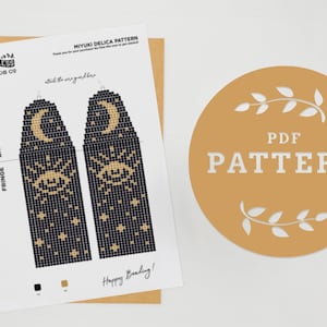 Può includere: Un modello PDF stampabile per orecchini a perline con una luna crescente, un sole e stelle. Il motivo è in nero e oro e utilizza perline Miyuki Delica. Il modello è etichettato "FRINGE BRICK STITCH" e "ENDLESS BEADS CO."