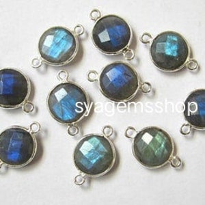 Op de afbeelding: Tien ronde, gefacetteerde, blauwgroene labradorit edelsteen kralen met zilverkleurige springringen. Elke kraal heeft twee springringen om aan sieraden te bevestigen.