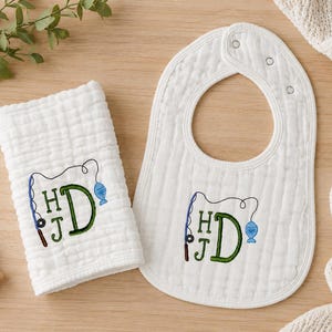 Geborduurd slabbetje en spuugdoekje set, babyjongen, geborduurd monogram van een hengel en vis, gepersonaliseerd kraamcadeau, mousseline slabbetje