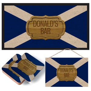 Puede incluir: Un letrero de madera con el texto "DONALD'S BAR" en una fuente marrón. El letrero tiene la forma de un escudo y está colocado sobre un fondo de bandera escocesa azul y blanca.