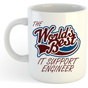 Może przedstawiać: Biały kubek ceramiczny z czerwono-niebieskim wzorem, na którym widnieje napis "The World's Best IT Support Engineer".