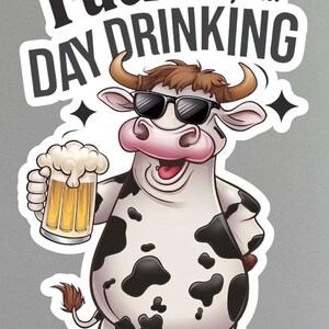Könnte beinhalten: Aufkleber mit einer Comic-Kuh mit Sonnenbrille, die ein Bierglas hält. Die Kuh hat schwarze Flecken und den Text "Fuck it, I'm Drinking Day". Das Bild hat ein humorvolles Thema.