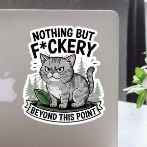 Könnte beinhalten: Aufkleber mit einer Illustration einer grimmigen grauen Katze und dem Text "NOTHING BUT F*CKERY BEYOND THIS POINT." Das Design umfasst stilisierte Kiefern und ein grünes Blatt mit weißem Rand.