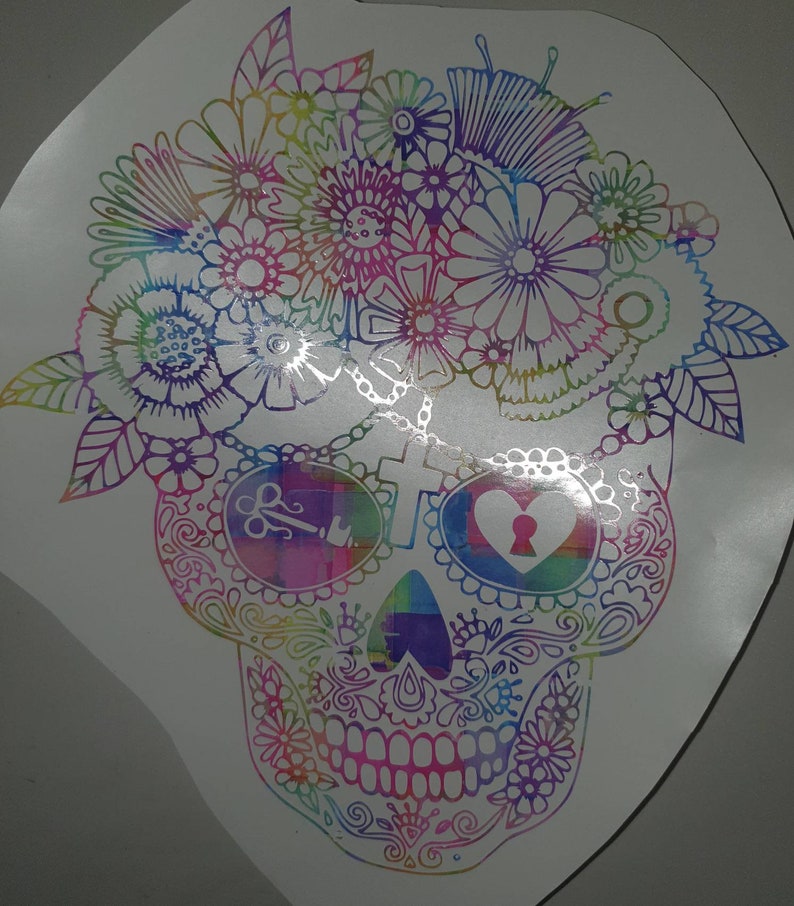 Pu&ograve; includere: Un teschio di zucchero colorato con un disegno floreale e un cuore con un buco della serratura nell'orbita.