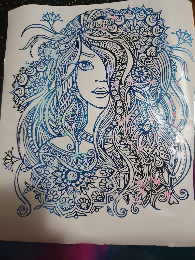 Pu&ograve; includere: Un disegno in bianco e nero di un viso di donna con intricati motivi floreali nei capelli. Il disegno ha un effetto glitter blu e rosa.