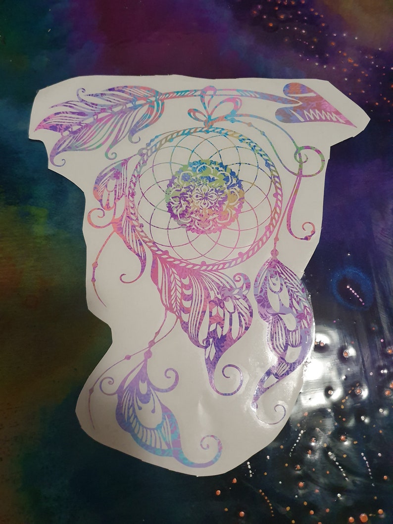 Pu&ograve; includere: Un acchiappasogni colorato con piume e un design a perline. L'acchiappasogni &egrave; un simbolo popolare di buoni sogni e protezione.