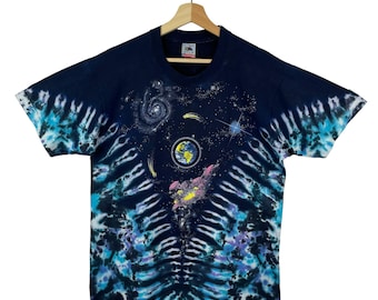 Camiseta vintage de los años 90 con estampado tie dye azul líquido y sistema solar del espacio exterior, talla grande