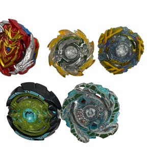 Puede incluir: Cinco peonzas coloridas con dise&ntilde;os intrincados. Las peonzas presentan una variedad de colores, incluyendo rojo, azul, amarillo, verde y plateado. Cada peonza tiene una forma y un patr&oacute;n &uacute;nicos, lo que sugiere un juego competitivo o un objeto de colecci&oacute;n.