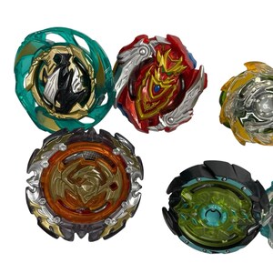 Puede incluir: Una colecci&oacute;n de peonzas coloridas en varios dise&ntilde;os. Las peonzas presentan una mezcla de colores, incluyendo verde, rojo, naranja y amarillo, con intrincados detalles met&aacute;licos. Las peonzas est&aacute;n dise&ntilde;adas para el juego competitivo y son adecuadas para ni&ntilde;os.