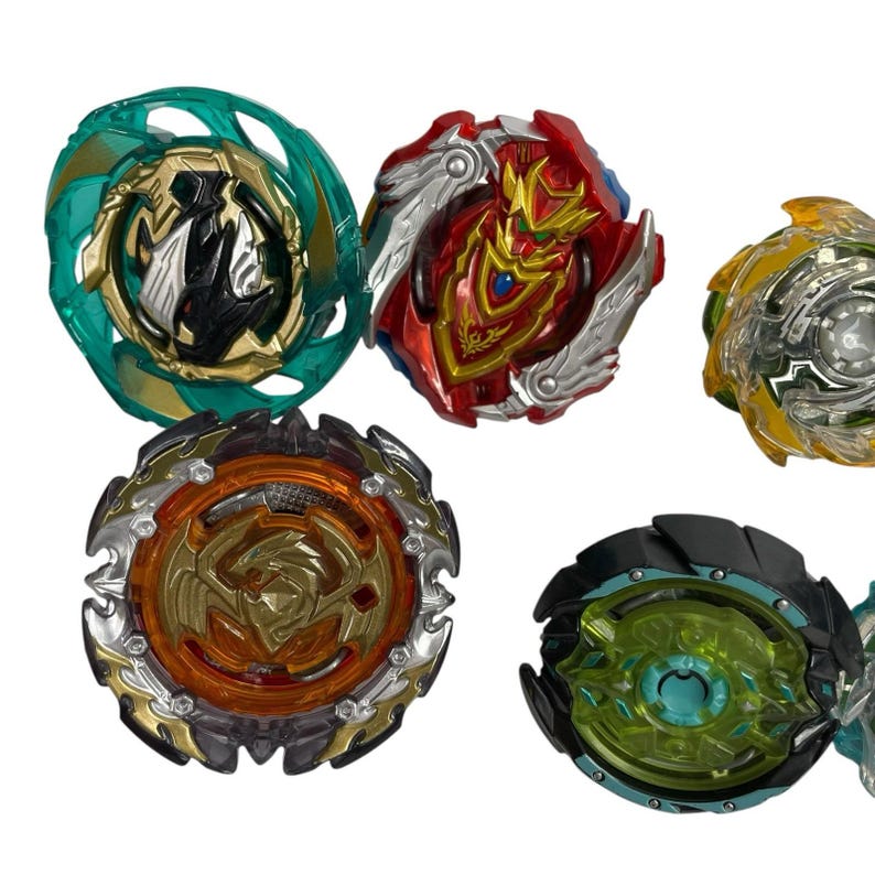 Puede incluir: Una colecci&oacute;n de peonzas coloridas en varios dise&ntilde;os. Las peonzas presentan una mezcla de colores, incluyendo verde, rojo, naranja y amarillo, con intrincados detalles met&aacute;licos. Las peonzas est&aacute;n dise&ntilde;adas para el juego competitivo y son adecuadas para ni&ntilde;os.