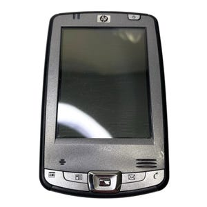 Può includere: Un dispositivo portatile HP iPAQ argento e nero. Il dispositivo ha uno schermo rettangolare, un pulsante di accensione e diversi pulsanti funzione. Il logo HP è visibile in alto. Il dispositivo è progettato con una cornice argentata e un bordo nero.