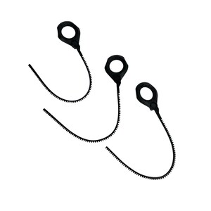 Puede incluir: Tres cierres de bucle de pl&aacute;stico negro con una correa dentada. Cada cierre tiene un bucle circular en un extremo y una correa flexible y dentada que se extiende desde &eacute;l. El fondo es blanco liso.