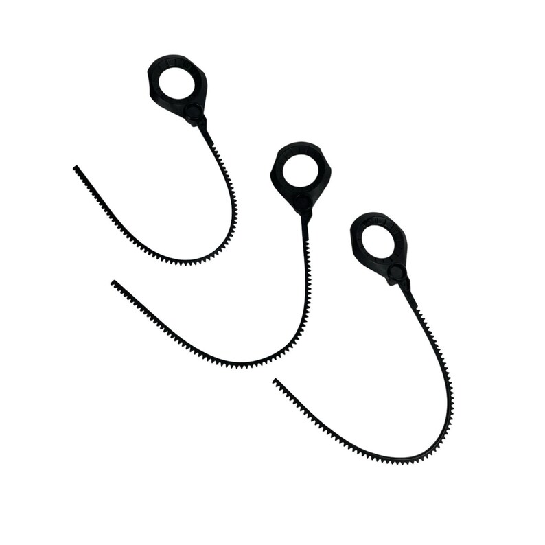 Puede incluir: Tres cierres de bucle de pl&aacute;stico negro con una correa dentada. Cada cierre tiene un bucle circular en un extremo y una correa flexible y dentada que se extiende desde &eacute;l. El fondo es blanco liso.