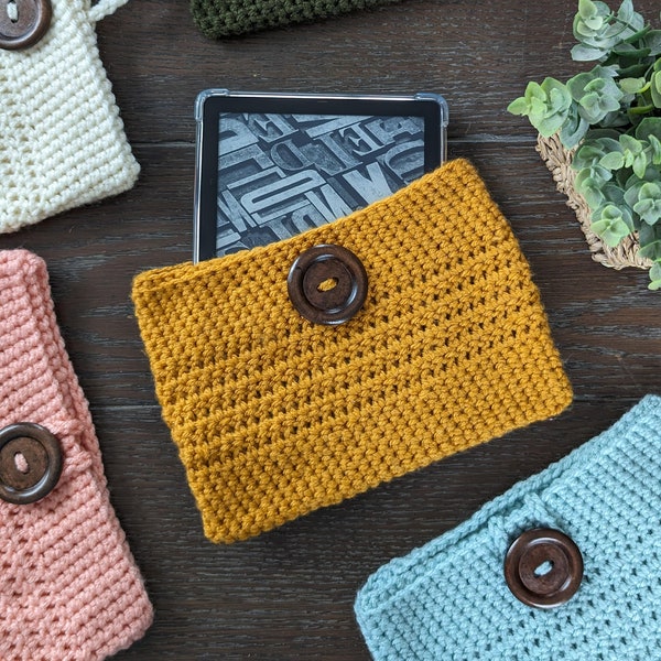 Handmade Crochet Kindle E-reader Cozy Sleeve | wood button clutch case bag pouch