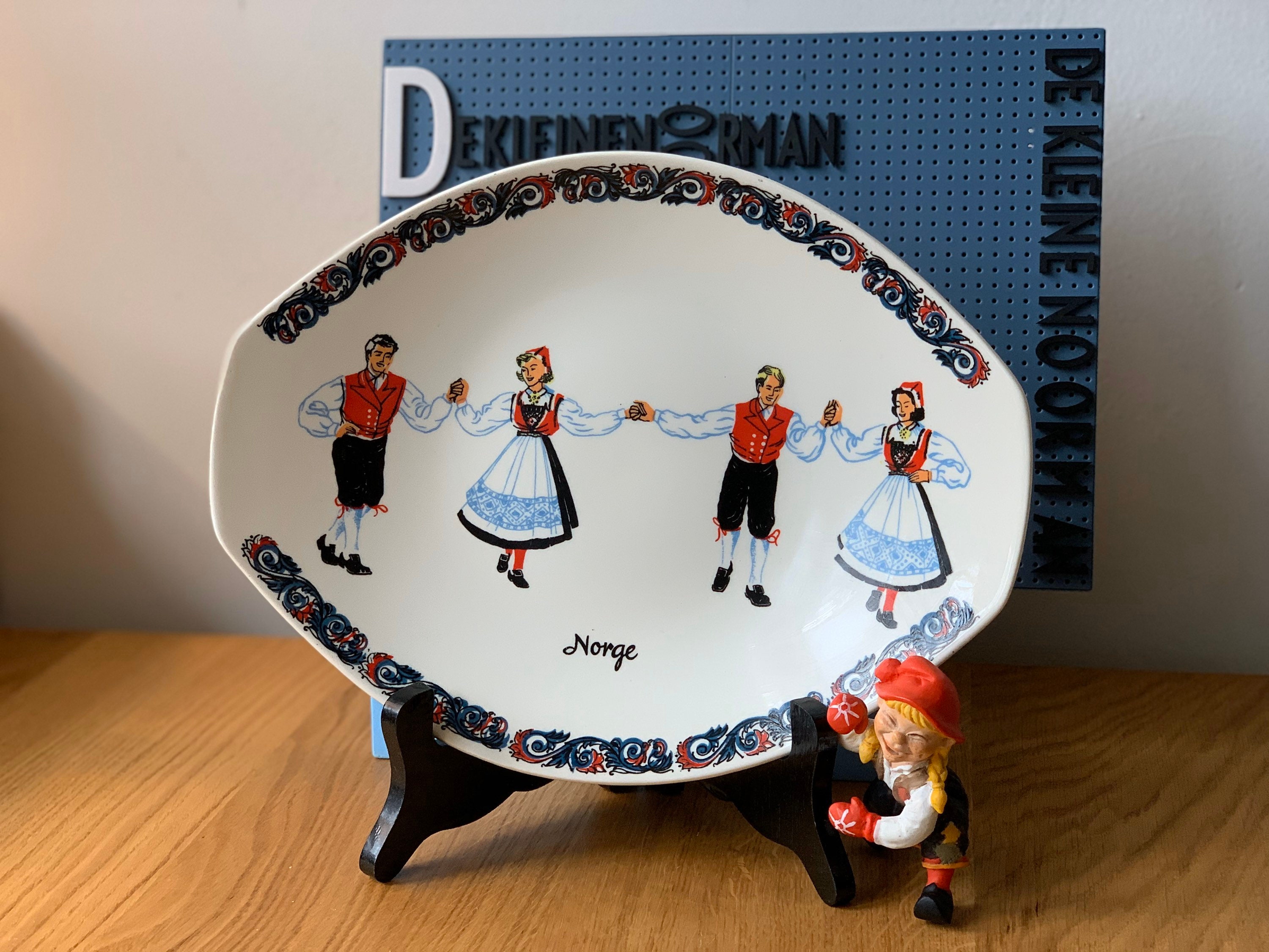 Norge Norway - Figgjo Flint - Decoration tray / plate - Folk Art & Candy Design Nisse Girl Figurine