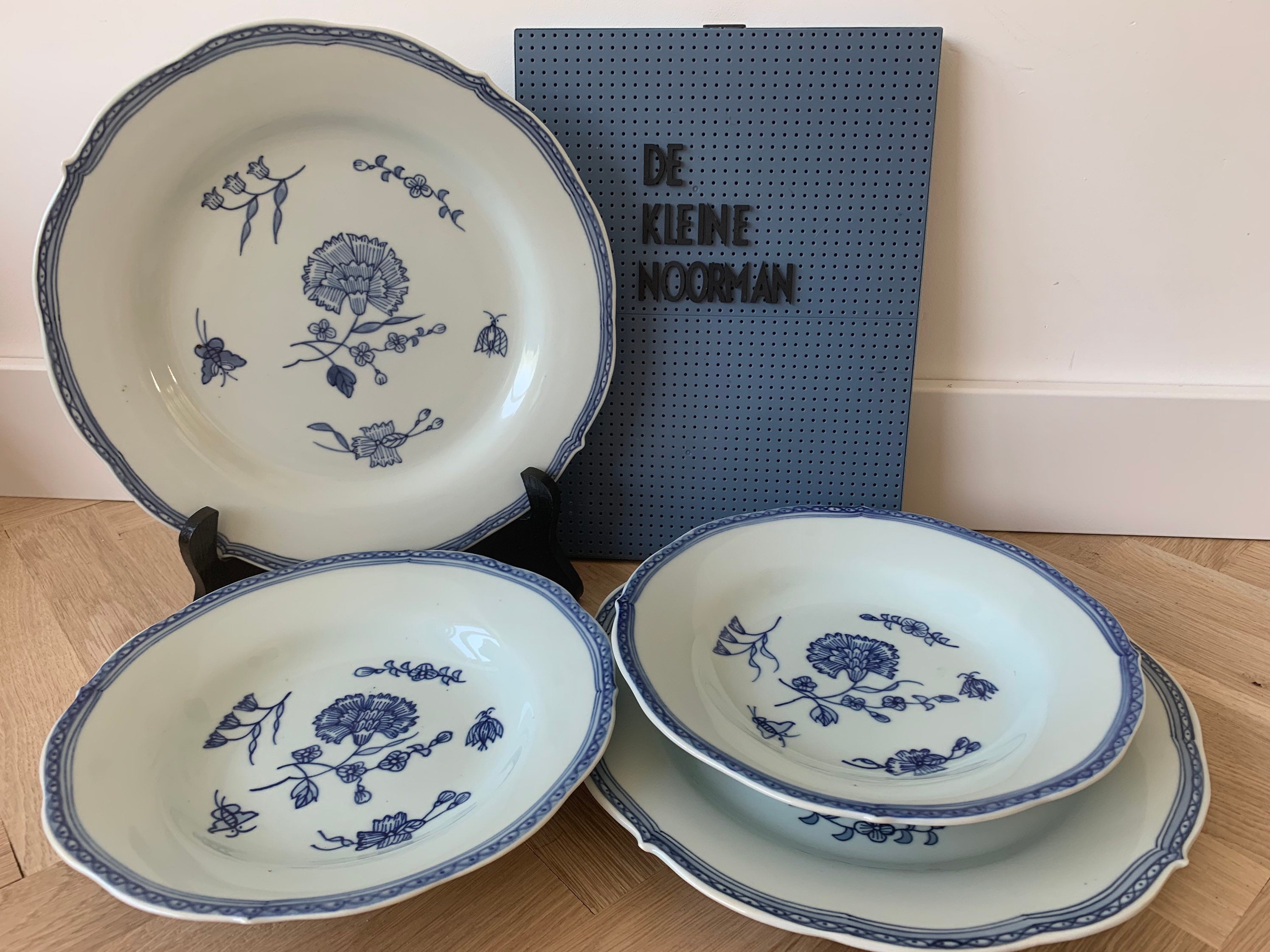 Vintage 1990s IKEA Set of 2+2 Porcelain Plates Nejlika 1700 Series Chinese Blue and White Export Porcelain Limited Edition