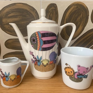 Duitsland Retro jaren 70 kindersteengoed Bavaria / Made in DDR / Kahla Porseleinen kindertheepot melkkan en beker Rollenspel speelgoed
