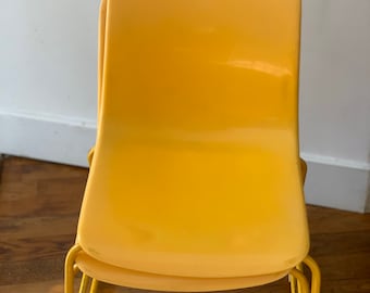 Juego de 2 preciosas sillas infantiles francesas Grosfillex amarillas de los años 70