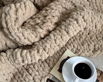 Coperta in ciniglia lavorata a mano: decorazione per la casa con maglia grossa