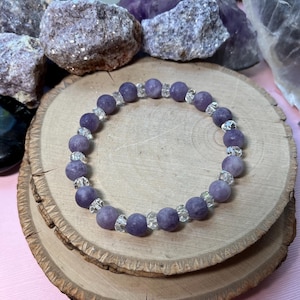 Puede incluir: Un juego de tres tazas de cerámica con un acabado mate moteado. Las tazas son de color crema, gris claro y gris oscuro. Cada taza tiene un diseño simple y minimalista y un asa redondeada. Para café o té.