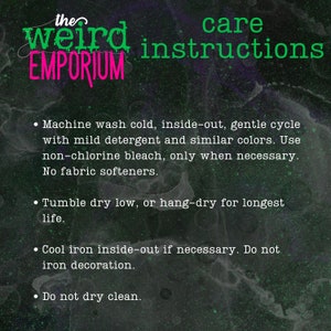 Pu&ograve; includere: Istruzioni per la cura del Weird Emporium. Lavaggio in lavatrice a freddo, al rovescio, ciclo delicato con detersivo delicato e colori simili. Utilizzare candeggina senza cloro solo se necessario. Non utilizzare ammorbidente. Asciugare in asciugatrice a bassa temperatura o appendere ad asciugare per una durata di vita pi&ugrave; lunga. Stirare a freddo al rovescio se necessario. Non stirare la decorazione. Non lavare a secco.