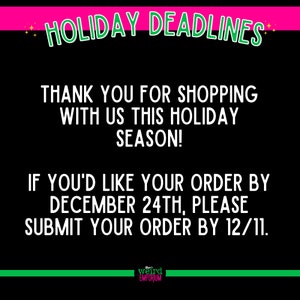 Op de afbeelding: Roze en groene afbeelding met witte tekst die "HOLIDAY DEADLINES" en "THANK YOU FOR SHOPPING WITH US THIS HOLIDAY SEASON! IF YOU'D LIKE YOUR ORDER BY DECEMBER 24TH, PLEASE SUBMIT YOUR ORDER BY 12/11. weird EMPORIUM" zegt.