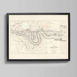 Könnte beinhalten: Gerahmte Vintage-Karte der Themse in London, England. Die Karte ist in Sepia-Tönen gehalten und zeigt detaillierte Merkmale des Flusses und der Umgebung. Der Rahmen ist schwarz.
