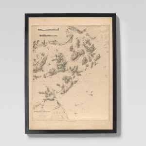 Puede incluir: Mapa náutico vintage enmarcado de una zona costera, con información topográfica e hidrográfica detallada. El mapa está impreso en papel envejecido y enmarcado en un marco negro, adecuado para la decoración del hogar.