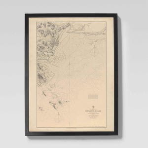 Può includere: Mappa vintage incorniciata dello stretto di Singapore in bianco e nero. La mappa è racchiusa in una cornice nera ed è montata su una parete bianca. La mappa presenta informazioni geografiche dettagliate, tra cui formazioni terrestri e rotte acquatiche.