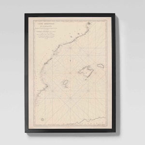 Puede incluir: Impresión enmarcada de mapa antiguo de la "Cote Orientale D'Espagne" en un marco negro. El mapa presenta líneas de costa detalladas, islas y líneas de cuadrícula, con texto en francés. La impresión está sobre un fondo crema.