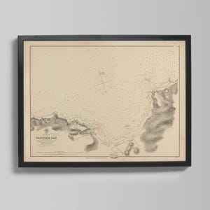Puede incluir: Mapa vintage enmarcado de la bahía de Tánger, con cartas náuticas detalladas y detalles topográficos. El mapa está impreso en tonos sepia y enmarcado en un marco negro, adecuado para la decoración náutica.