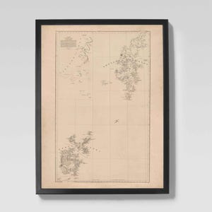 Puede incluir: Una impresión enmarcada de un mapa antiguo con un marco negro. El mapa, en tonos beige y marrón, muestra líneas y marcas geográficas detalladas. Este mapa histórico es adecuado para la decoración del hogar.