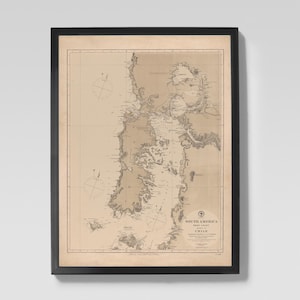Może przedstawiać: Oprawiona mapa w stylu vintage Chile, Ameryka Południowa, w odcieniach sepii. Mapa jest szczegółowa z liniami brzegowymi, cechami geograficznymi i elementami nawigacyjnymi. Mapa jest w czarnej ramie.