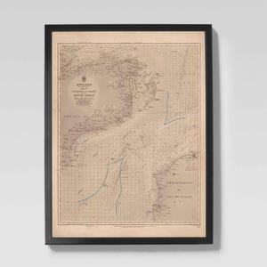 Könnte beinhalten: Gerahmte Vintage-Karte von England, Dover Strait, in einem schwarzen Rahmen. Die Karte zeigt detaillierte Kartografie mit Text und blauen Linien auf beigem Hintergrund. Die Karte ist eine historische Seekarte.