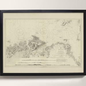 Peut inclure: Une carte vintage de l'Irlande, imprimée en noir et blanc, avec une carte de titre dans le coin inférieur droit. La carte est encadrée dans un cadre noir.