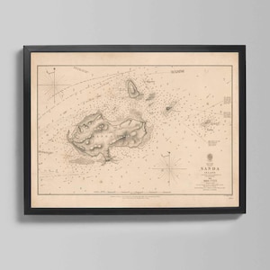 Könnte beinhalten: Gerahmte Vintage-Seekarte der Insel Sanda mit detaillierten Küstenlinien, Tiefenmessungen und Navigationsmarkierungen. Die Karte ist auf gealtertem Papier gedruckt, in einem schwarzen Rahmen gefasst und enthält den Text "Sanda Island".