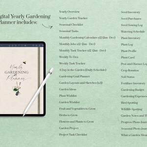 Może przedstawiać: Cyfrowy roczny planer ogrodniczy z zielonym tłem i tabletem wyświetlającym tytuł "Yearly Gardening Planner". Planer zawiera sekcje dotyczące rocznego przeglądu, sezonowych list kontrolnych, miesięcznych kalendarzy ogrodniczych, cotygodniowych list zadań, dnia w ogrodzie, układ&oacute;w ogrod&oacute;w, list życzeń roślin i wiele więcej.