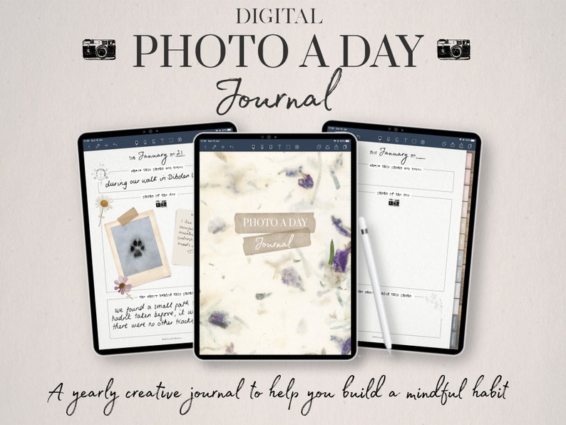 Pode incluir: Um di&aacute;rio digital com fundo floral e o texto "PHOTO A DAY Journal". O di&aacute;rio foi projetado para ajudar voc&ecirc; a criar um h&aacute;bito consciente tirando uma foto todos os dias.