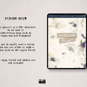 Pode incluir: Um tablet digital que exibe um download PDF de um "Di&aacute;rio de fotos do dia" com um fundo floral. O texto "PLEASE NOTE" &eacute; exibido acima do tablet, com instru&ccedil;&otilde;es sobre como usar o di&aacute;rio.