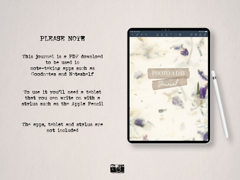 Pode incluir: Um tablet digital que exibe um download PDF de um "Di&aacute;rio de fotos do dia" com um fundo floral. O texto "PLEASE NOTE" &eacute; exibido acima do tablet, com instru&ccedil;&otilde;es sobre como usar o di&aacute;rio.