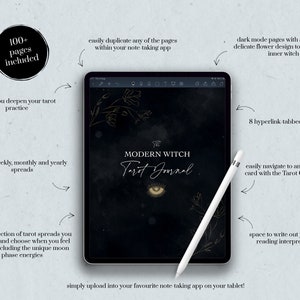 Może przedstawiać: Cyfrowy dziennik tarota na tablecie z rysikiem. Dziennik ma czarne tło ze złotymi kwiatowymi akcentami i tekstem "The Modern Witch Tarot Journal". Zawiera ponad 100 stron, codzienne, tygodniowe i miesięczne rozkłady oraz 8 sekcji z zakładkami.