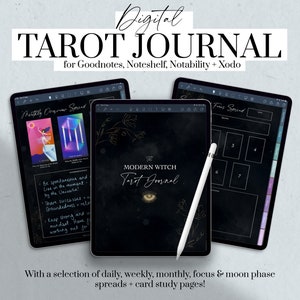 Może przedstawiać: Cyfrowy dziennik Tarota dla Goodnotes, Noteshelf, Notability i Xodo. Obraz przedstawia trzy tablety wyświetlające strony dziennika. Centralny tablet zawiera tekst "The Modern Witch Tarot Journal". Obraz zawiera r&oacute;wnież tekst "With a selection of daily, weekly, monthly, focus & moon phase spreads + card study pages!"