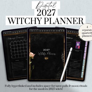 Könnte beinhalten: Ein digitaler 2027 Witchy Planner auf drei Tablet-Bildschirmen. Die Benutzeroberfläche hat ein dunkles Design mit Kalender, Aufgabenlisten und Tarot-Abschnitten. Ein weißer Eingabestift liegt auf dem Bildschirm. Text: 4 separate quarterly planners.