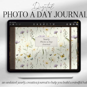 Puede incluir: Un diario digital con un dise&ntilde;o floral y el texto "Yearly Photo a Day Journal". El diario se muestra en una tableta con un l&aacute;piz.
