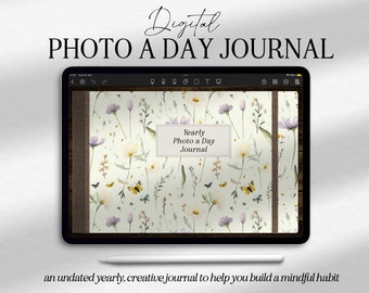 Può includere: Un diario digitale con un design floreale e il testo "Yearly Photo a Day Journal". Il diario è visualizzato su un tablet con una penna stilo.